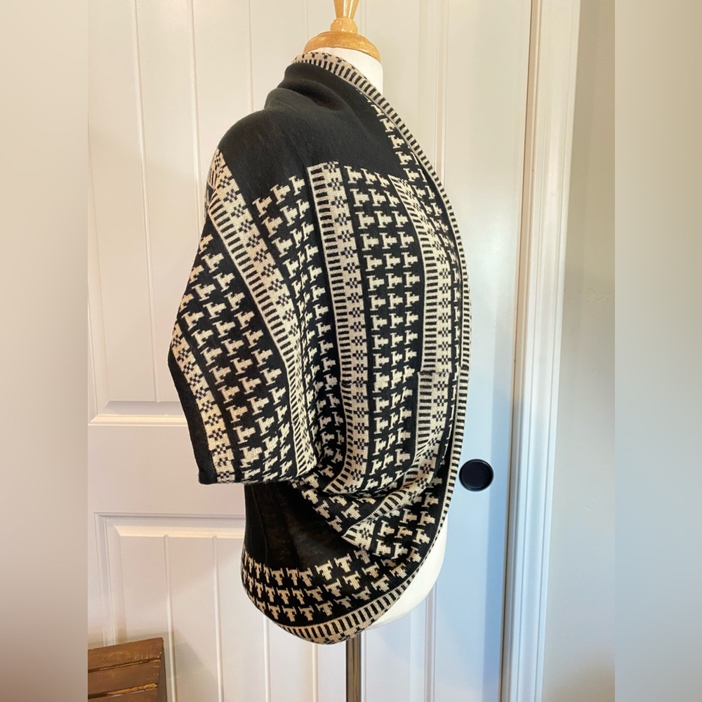 Comfortable Flattering Light Weight Patterned Sha… - image 4